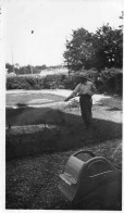 Photographie Photo Vintage Snapshot Landau Poussette Arrosage Jardin - Personnes Anonymes