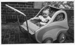 Photographie Photo Vintage Snapshot Landau Poussette Enfant Bébé - Personnes Anonymes