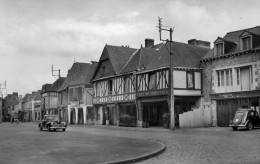 CPSM  LA GUERCHE-de-BRETAGNE  -  Les Vieux Porches. - La Guerche-de-Bretagne