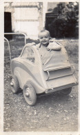 Photographie Photo Vintage Snapshot Landau Poussette Enfant Bébé - Anonymous Persons