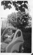 Photographie Photo Vintage Snapshot Landau Poussette Enfant Bébé - Personnes Anonymes