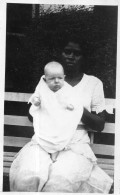 Photographie Photo Vintage Snapshot Nurse Nounou Noire Colonial - Anonyme Personen