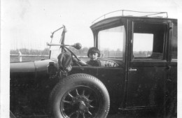 Photographie Photo Vintage Snapshot Automobile Auto Car Voiture Enfant - Anonyme Personen