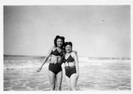 Photographie Photo Vintage Snapshot Plage Beach Maillot Bain Bikini Sexy - Plaatsen