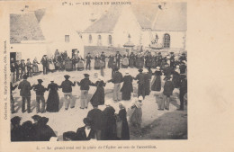 CPA (35) UNE NOCE EN BRETAGNE  N°5  Le Grand Rond Sur La Place De L Eglise Au S (collec Marie  Rousseliere  Edit Rennes) - Sonstige & Ohne Zuordnung