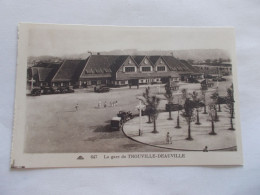 LA GARE DE DEAUVILLE TROUVILLE  ( 14 Calvados )  ANIMEES  VIEILLES AUTOS - Trouville