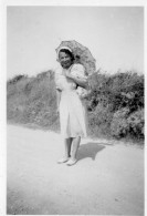 Photographie Photo Vintage Snapshot Plage Ombrelle Mode Fashion - Anonymous Persons