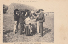 CPA (35) UNE NOCE EN BRETAGNE  N° 14dans La Prairie Autour Du Piot De Cidre Do  (collec Marie  Rousseliere  Edit Rennes) - Andere & Zonder Classificatie