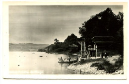 CPSM  GEP 9 X 14 Isère  PALADRU A Plage    Barque  Plongeoir  Baigneur - Paladru