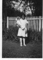 Photographie Photo Vintage Snapshot Poupée Doll Enfant Fillette - Anonymous Persons