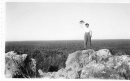 Photographie Photo Vintage Snapshot Salut Chapeau Rocher Horizon - Personnes Anonymes