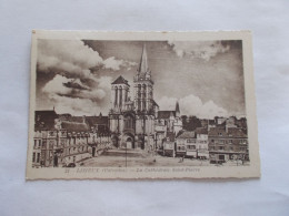 LISIEUX   ( 14 Calvados )  LA  CATHEDRALE SAINT PIERRE  PLACE ANIMEES  COMMERCES - Lisieux