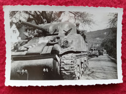 COLONNE DE TANKS EN ALLEMAGNE 21 AVRIL 1945 PHOTO 8.5 X 5.5 Cm - Oorlog, Militair