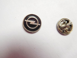 Beau Pin's En Relief , Auto Opel , Logo Sur Fond Noir , Signé ONE TOP MADRID - Opel