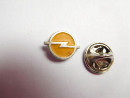 Beau Pin's En Relief , Auto Opel , Logo Sur Fond Jaune , Non Signé - Opel
