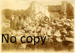 PHOTO FRANCAISE - ENFANTS SUR LES RUINES DE L'EGLISE DE SUZOY PRES DE THIESCOURT - NOYON 1917 OISE 1914 1918 - Guerre, Militaire