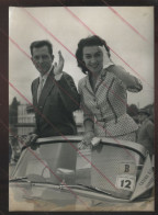 COLETTE DUVAL (RECORWOMAN DE SAUT EN PARACHUTE) ET GIL DELAMARRE (CHAMPION DE STOCK-CAR) A ENGHIEN-LES-BAINS EN 1956 - Famous People