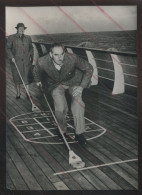 DEAN ACHESON, SECRETAIRE D'ETAT U.S. A BORD DU TRANSATLANTIQUE INDEPENDANCE LE 20 DECEMBRE 1951 - FORMAT 18 X 13 CM - Célébrités