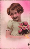 ENFANT - Une Petite Fille Souriante Tenant Un Bouquet De Rose - Colorisé - Carte Postale Ancienne - Retratos