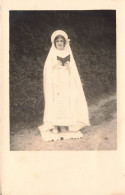 ENFANT - Une Petite Fille Habillée Pour La Communion - Carte Postale Ancienne - Retratos