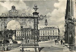 54 - Nancy - La Place Stanislas Et Grand Hotel - Animée - Automobiles - Carte Dentelée - CPSM Grand Format - Voir Scans  - Nancy