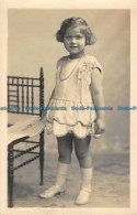 R039985 Old Postcard. Little Girl - World