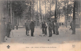 VICHY (Allier) - La Place Du Jeu De Boules - Joueurs Pétanque, Lyonnaise - Voyagé (2 Scans) - Vichy