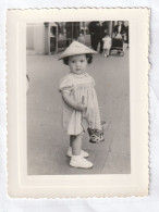 PHOTO  8 X 10  UNE PETITE FILLE AVEC SON CHAPEAU POINTU ET SON SCEAU A SABLE - Other & Unclassified