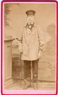 Photo CDV D'un Homme élégant Posant Dans Un Studio Photo - Antiche (ante 1900)