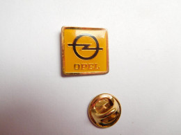 Beau Pin's , Auto Opel , Logo Sur Fond Doré , Dimensions : 17x17 Mm , Non Signé - Opel