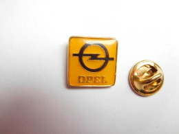 Beau Pin's , Auto Opel , Logo Sur Fond Doré , Dimensions : 15,5x15,5 Mm , Non Signé - Opel