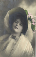 Portrait Jeune Femme Chapeau Fleuri Voile  RV - Femmes