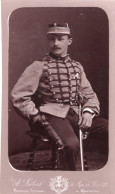 Photo CDV D'un Officier Francais Du 9 éme Régiment De Chasseur D'Afrique Posant Dans Un Studio Photo A Paris - Anciennes (Av. 1900)