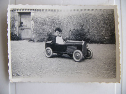 Enfant Dans Une Automobile à Pédales ( Jouet Ancien ) - Automobiles