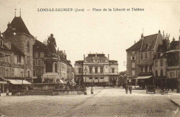 LONS LE SAUNIER (Jura) Place De La Liberté Et Theatre Animée RV - Lons Le Saunier