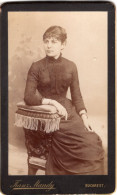 Photo CDV D'une Femme élégante Posant Dans Un Studio Photo A Bucarest - Ancianas (antes De 1900)