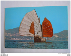 Hong Kong Chinese Junk With The Background Of Modern Buildings Being The Tourist Centre In Kowloon Bateau - Chine (Hong Kong)