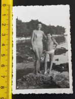 #16   Woman On Vacation - On The Beach In A Bathing Suit / Femme En Vacances - Sur La Plage En Maillot De Bain - Anonyme Personen