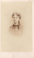 Photo CDV D'une Femme    élégante Posant Dans Un Studio Photo En 1869 A Colmar - Ancianas (antes De 1900)