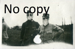 PHOTO FRANCAISE - POILUS PORTANT UN MASQUE CONTRE LES GAZ A PETIT CROIX PRES DE FONTENELLE - BELFORT - GUERRE 1914 1918 - Guerra, Militares