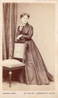 Photo CDV D'une Femme   élégante  Posant Dans Un Studio Photo En 1869 A Reims - Ancianas (antes De 1900)
