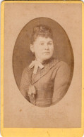 Photo CDV D'une Femme  élégante Posant Dans Un Studio Photo - Antiche (ante 1900)