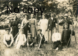 PHOTO FRANCAISE - LES ENFANTS FAISANT LES FOINS A COURTEUIL PRES DE SENLIS 1918 OISE - GUERRE 1914 1918 - Plaatsen