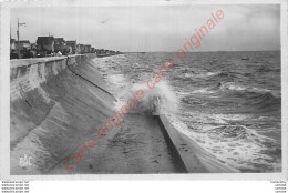 17.  CHATELAILLON . Effet De Mer Sur Le Remblai . - Châtelaillon-Plage