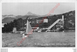 74.  EVIAN LES BAINS . La Plage Et La Dent D'Oche . - Evian-les-Bains