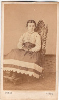 Photo CDV D'une Femme élégante Posant Dans Un Studio Photo A Dieppe - Anciennes (Av. 1900)
