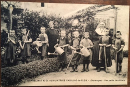 Cpa 24 Dordogne, CADILLAC - LE FLEIX, Orphelinat Notre-Dame Auxiliatrice, Petits Jardiniers Avec Arrosoirs Et Pioches - Otros & Sin Clasificación