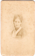 Photo CDV D'une Femme élégante Posant Dans Un Studio Photo A Lyon - Oud (voor 1900)