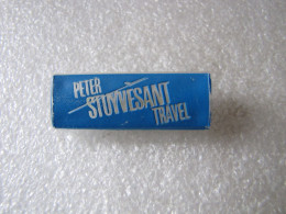 PIN'S    PETER  STUYVESANT  TRAVEL    AVION  41 X 15 Mm - Avions