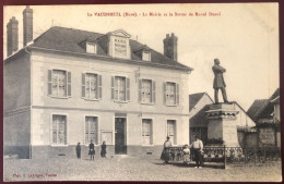France, CPA - Le Vaudreuil (Eure). - La Mairie Et La Statue De Raoul Duval - (B1523) - Autres & Non Classés